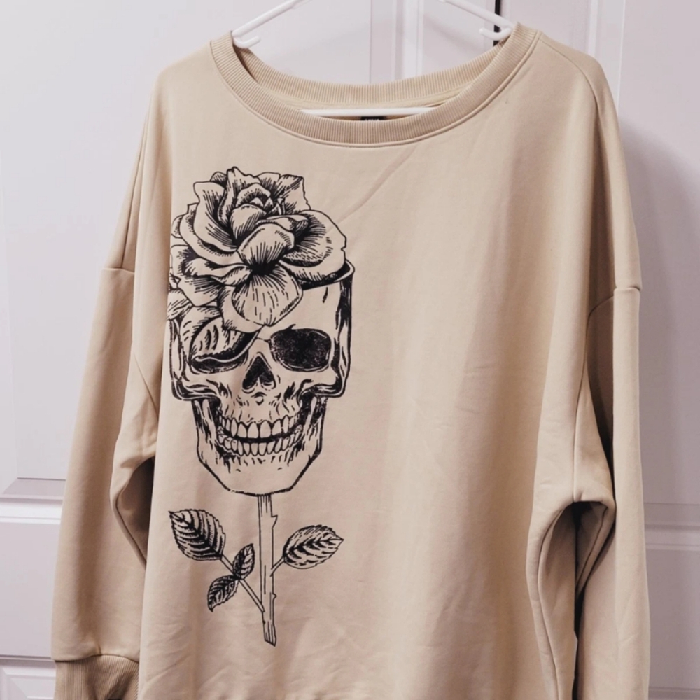 Shein Curve Lune Sweatshirt Size: 3XL Pullover Simple Skull